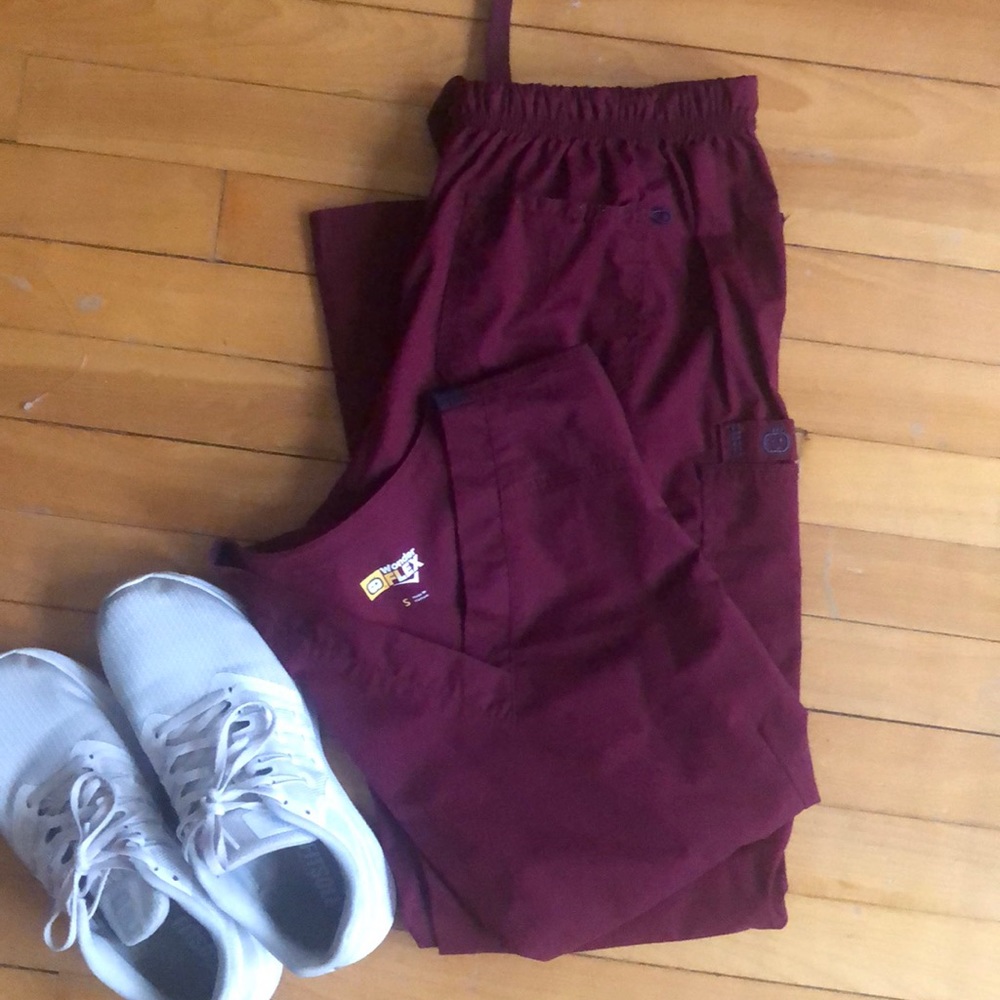 Wonder Wink cargo scrub set!